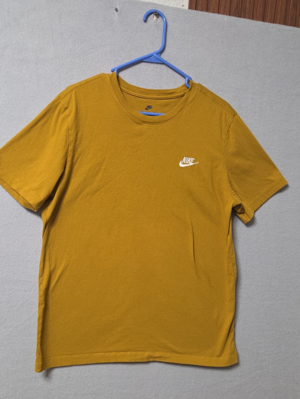 Men's Nike Short Sleeve T-Shirt in Mustard Yellow and White large sz